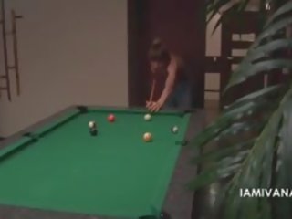 स्लिम रशियन सेक्स डॉल इवाना फक्किंग उसकी bf पर एक पूल टेबल