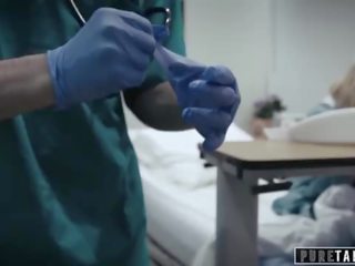 Tīrs tabu perv medicīnas studenti persona sniedz pusaudze pacients vagīna eksāmens