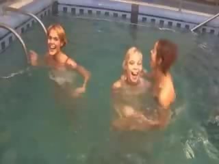 Σέξι lezzies σε ο κολυμπώντας πισίνα