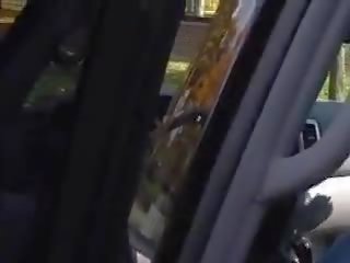 Seksi najstnik drkanje v na avto