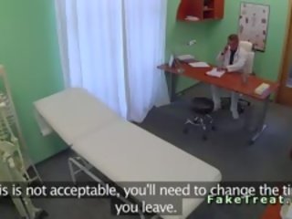 Sexy pacient v prdeli v čekání pokoj v falešný nemocnice