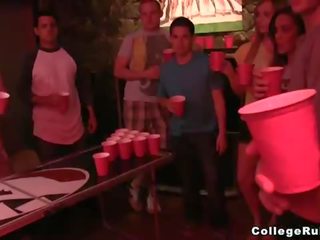 Birra pong giri in divertimento sesso