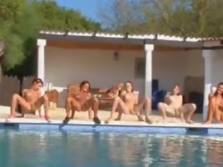 Six telanjang kanak-kanak perempuan oleh yang kolam daripada poland