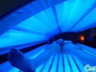 Tiener latina krijgt betrapt wrijven haar clit terwijl gebruik een tanning bed