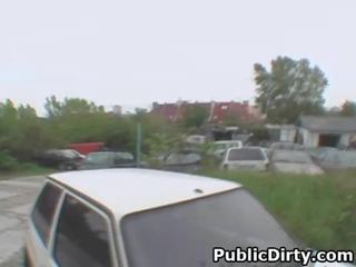 Selvaggia bionda ottenere scopata su cappuccio di auto in pubblico