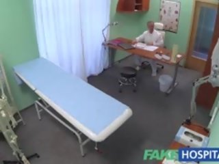 Fakehospital doktorn solves våt fittor problem