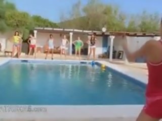 Šest nag dekleta s na bazen od evropa