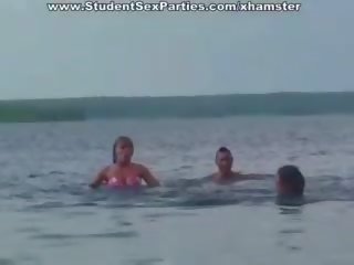 Niñas en bikini follada duro en un picnic