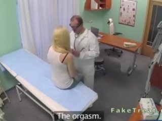 Seksi rambut pirang hubungan intim dokter