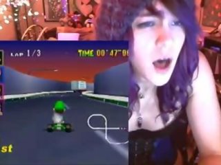 Маниак момиче cums играя mario kart