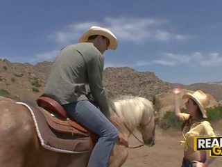 Napakaganda buhok na kulay kape tinedyer puta missy stone panlabas cowboy estilo magkantot