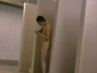 Unaware аматьори заснет в душ стая
