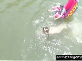 Barco fiesta convertido en un público orgía vídeo