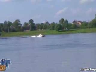 Heet tiener klappen en neuken vreemd in de auto video-