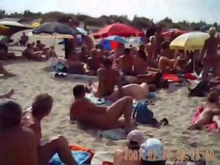 Milf mengisap kontol di orang telanjang pantai