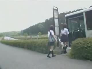 Japonesa escolar y maníaco en autobús vídeo