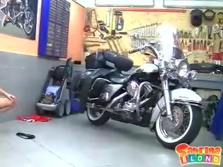 Възбуден блондинки тийн с малък цици оголване от на motor bike