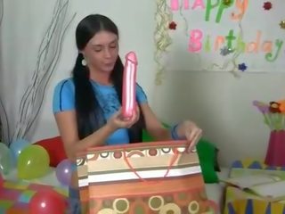 Seksas žaislai už a karštas gimimo diena mergaitė