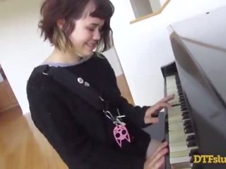 Yhivi vids pois pianolle taidot seurannut mukaan karkea aikuinen video- ja kumulat yli hänen kasvot! - featuring: yhivi / jaakob deen