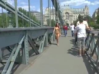 Pazzo nudo tereza spettacoli suo caldi corpo su pubblico strade