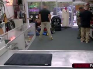 Горещ кубински момиче enters на погрешно pawnshop