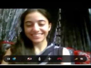 Mignonne indien ado montre son étroit chatte sur webcam