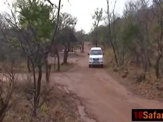 Negra jovem grávida é uma merda e lambe difícil branca pila durante safari