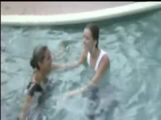 Dy vajzat brenda pishinë
