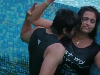 Sur india desi bhabhi caliente romance en nadando piscina - hindi caliente corto movie-2016