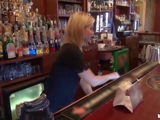 Που ήθελε να γαμώ ένα barmaid?