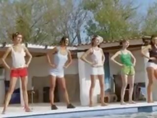 Šest nag dekleta s na bazen od italia