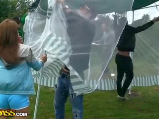 Estudiante son yendo a hacer un público al aire libre follando