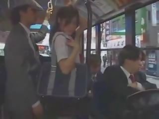Asiática adolescente escolar manoseada en autobús por grupo