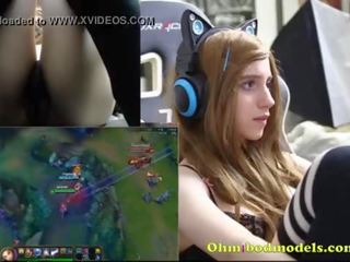 Gamergirl plays league of legends