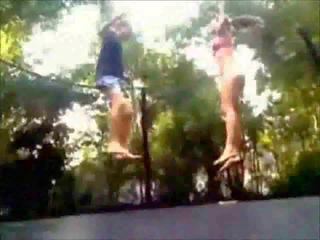 Tonåren knull på en trampoline