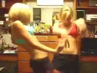 Два підлітковий вік танцююча в їх спідниця і ліфчик