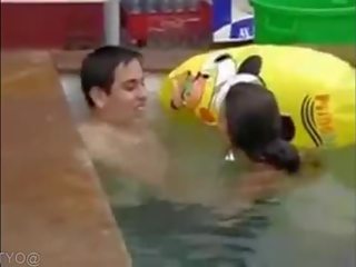 Amateurs Gives Amazing Blow Job At Pool